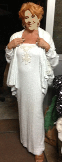 Kundin: Paillettenkleid mit Umhang in Weiß